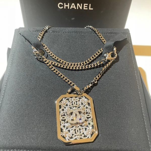 Chanel 方牌雕花銀項鍊