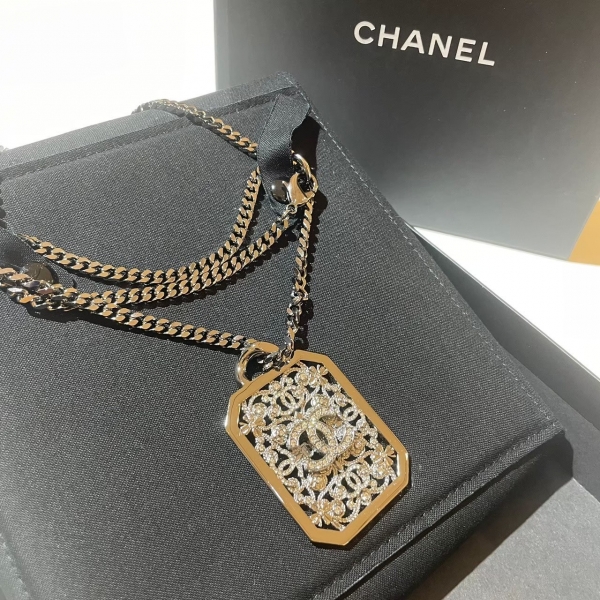 Chanel 方牌雕花銀項鍊