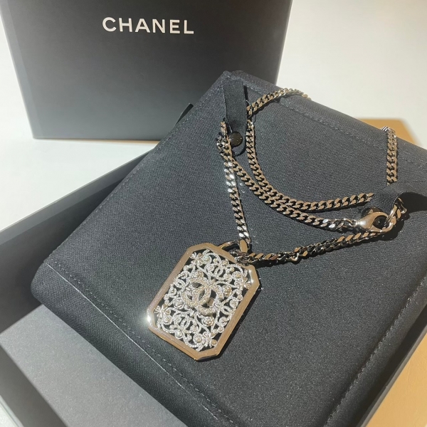 Chanel 方牌雕花銀項鍊