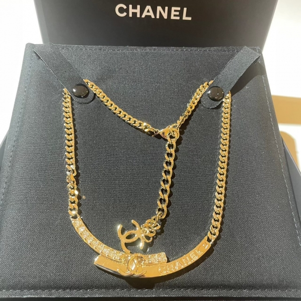 Chanel  半圓形一邊鑽銀頸鍊