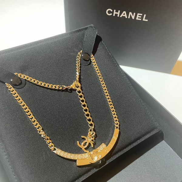 Chanel  半圓形一邊鑽銀頸鍊