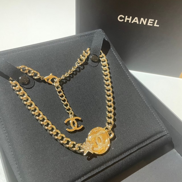 Chanel  圓形雙C帶星星項鍊