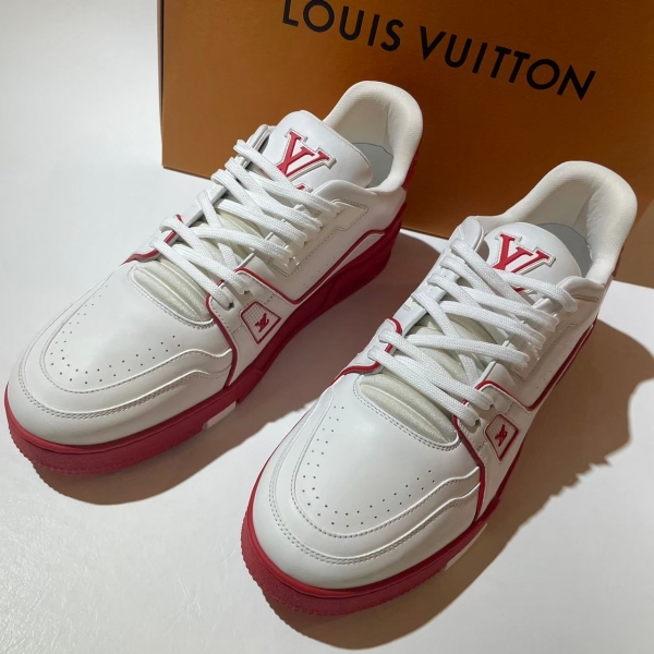 Louis Vuitton   紅底左側草寫白色運動鞋
