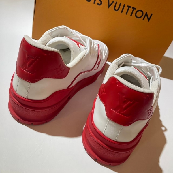 Louis Vuitton   紅底左側草寫白色運動鞋