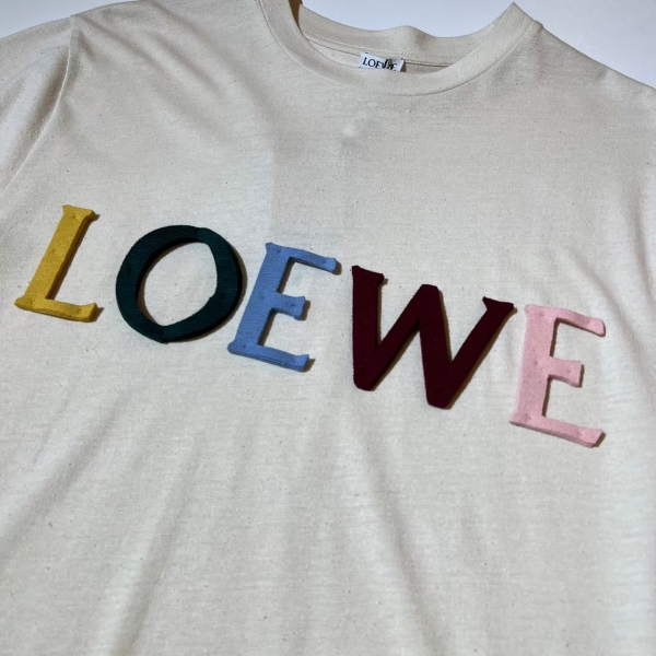 米白T胸前立體LOEWE