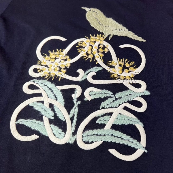 胸前刺繡logo鳥黑短T